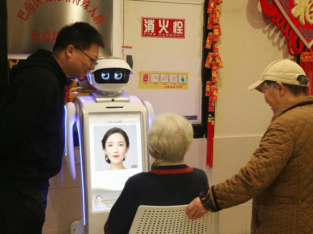 养老院来了个机器人“新员工”