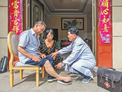 浙江建德梅塘村村医吴光潮坚持“1元钱看病”，数十年不涨价——  “全村人的病历都在我心中”（以普通人的平凡书写不平凡的人生）
