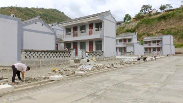 让搬迁后的村民稳得住、能致富 富民新村的新生“密码”