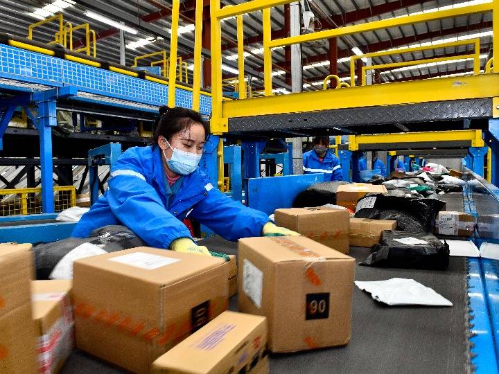今年以来我国快递业务量超1000亿件