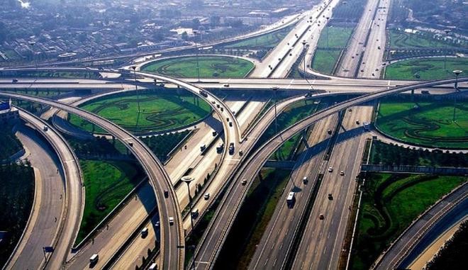我国建成全球最大高速铁路网、高速公路网和邮政快递网 人货高效流动的中国彰显繁荣发展活力