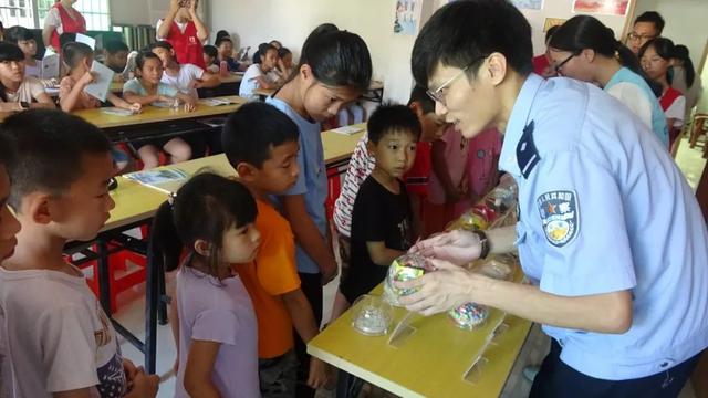 未成年人放暑假 安全意识别“放假”
