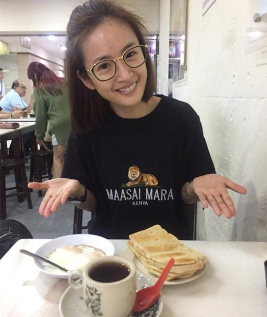 林依晨素颜享受美食 拜访老友看喜剧生活美滋滋