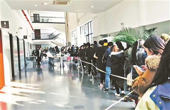 中戏推明星同款羽绒服滋生学生黄牛
