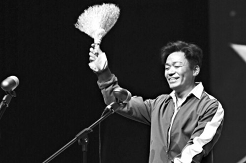 首位一线影人现身领取"金扫帚" 王宝强向观众致歉