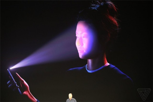 iPhone X展示面部识别技术 戴眼镜长胡子也能识别