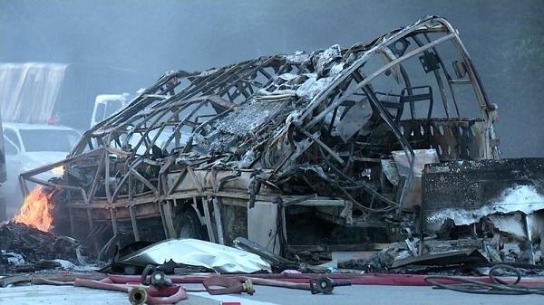 巴西发生4车连撞交通事故 至少11人死亡