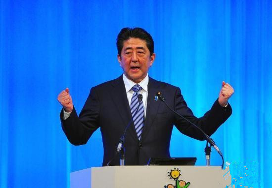 搬石头砸自己脚？安倍提前大选决定或“失算”
