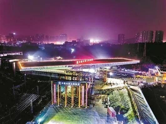 厉害了我的国！桥上建桥，还要空中转体100度