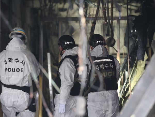 韩国堤川体育中心火灾两名责任人被捕：涉嫌过失杀人