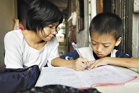 我国中小学生写作业时长达全球水平3倍，近八成家长每天陪写