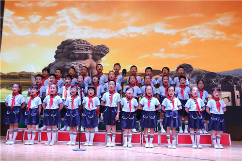 全国大中小学师生同唱一首歌 祝福新中国