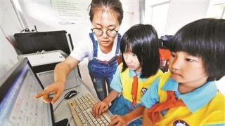 山西山区内一小学仅两个学生 90后女教师坚守讲台