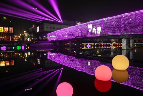北理工学生研发灯光秀“祝福祖国”