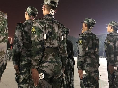 夹扑克牌、做平板撑！高校国旗护卫队“花样训练”受关注